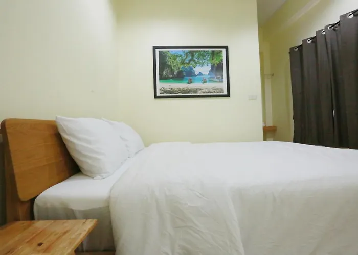 Interest Poshtel Hostal *