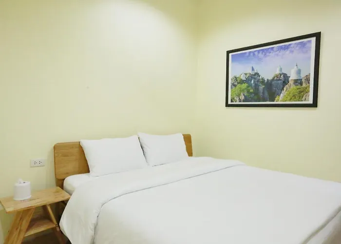 Interest Poshtel Hostal *